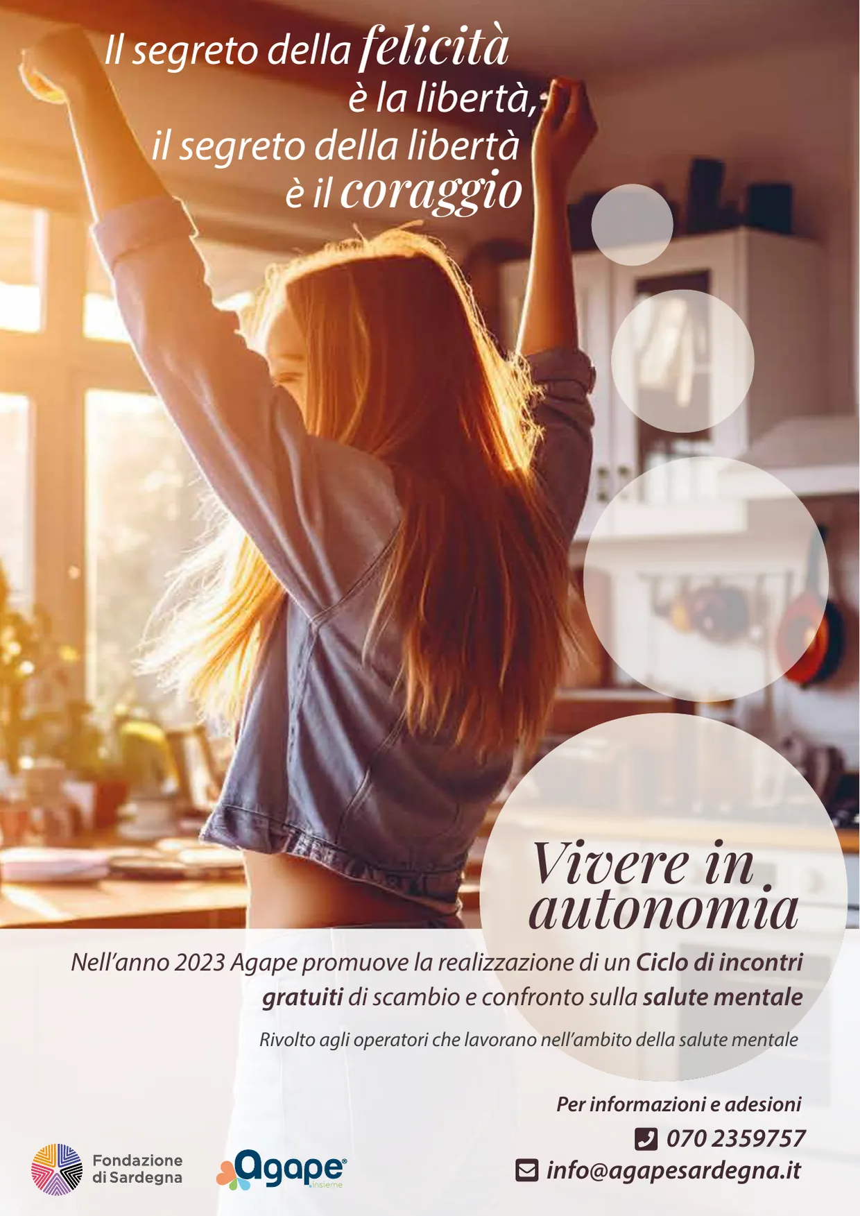 Affiche du cycle de rencontres Vivre en autonomie : une jeune femme s’étire dans une cuisine à la lumière du matin