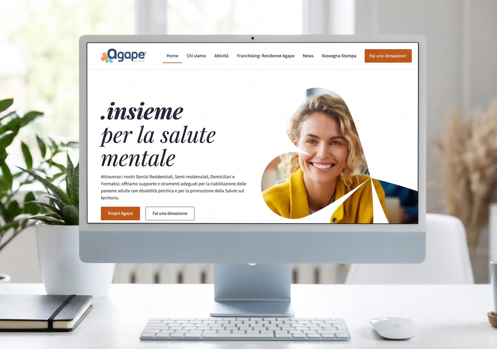 La page d’accueil du site Agape sur un iMac, avec le titre .insieme per la salute mentale et le portrait souriant d’une femme en veste jaune