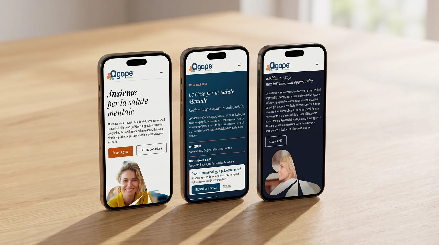 Trois smartphones posés sur une table en bois, affichant trois écrans du site Agape : la page d’accueil avec le titre .insieme per la salute mentale, la page Le Case per la Salute Mentale et celle des Résidences Agape