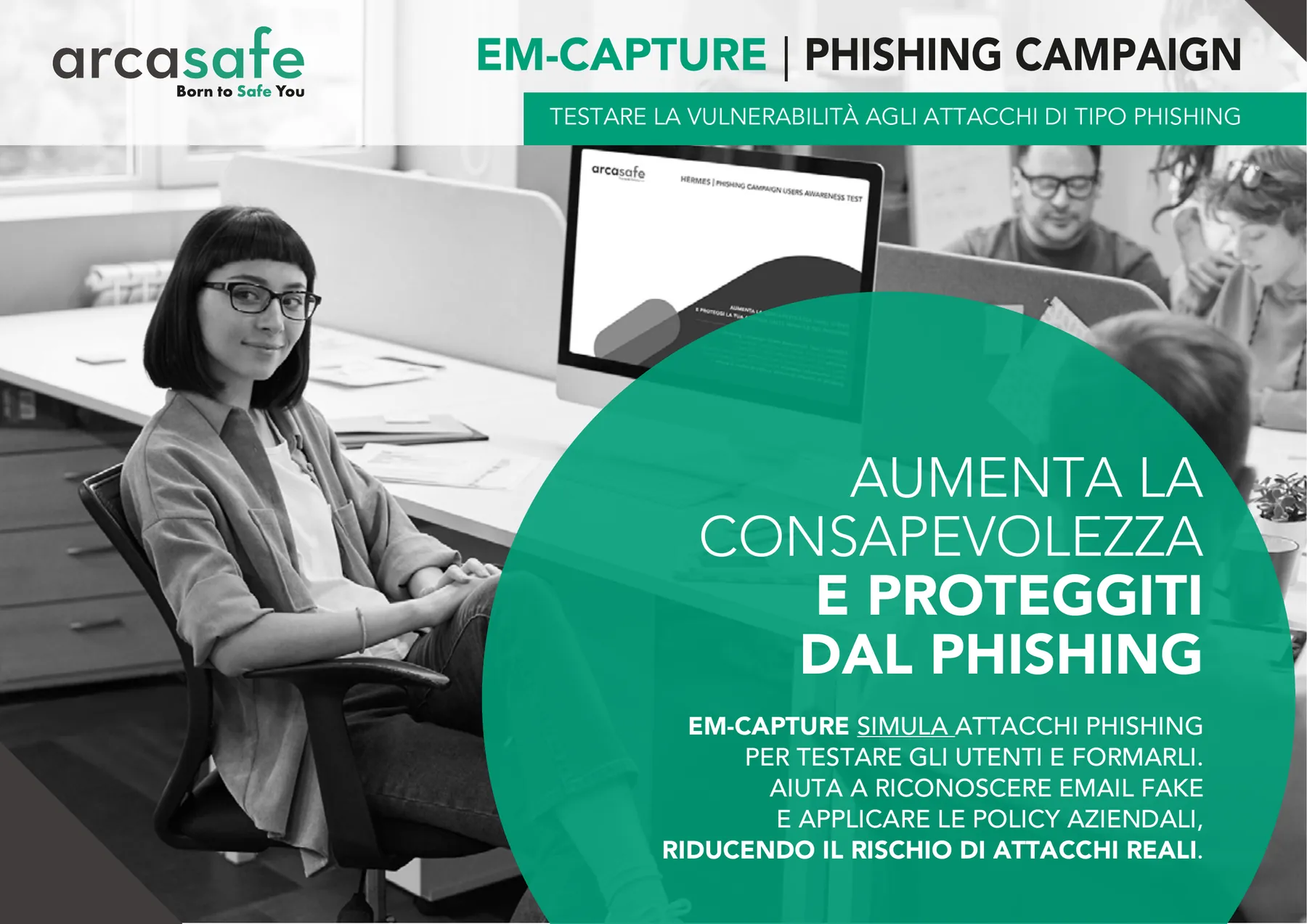 Brochure eM-Capture Phishing Campaign, page 1 : une femme à lunettes assise dans un bureau, un cercle vert et le titre Aumenta la consapevolezza e proteggiti dal phishing