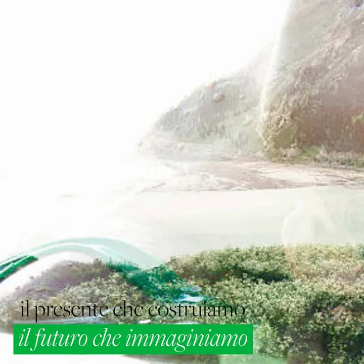 Un paysage de montagne et de lac dessine un profil de visage, avec la phrase il presente che costruiamo, il futuro che immaginiamo