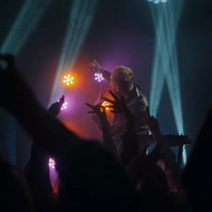 Le public d’un concert à la Geneve Arena sous des faisceaux lumineux