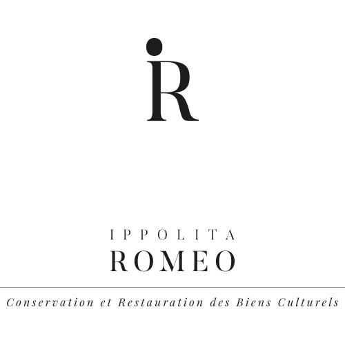 Il logotipo: il monogramma iR in nero, sotto la scritta IPPOLITA ROMEO e la riga Conservation et Restauration des Biens Culturels in corsivo