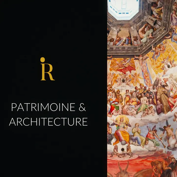 Monogramme doré IR sur fond noir à côté d’une fresque