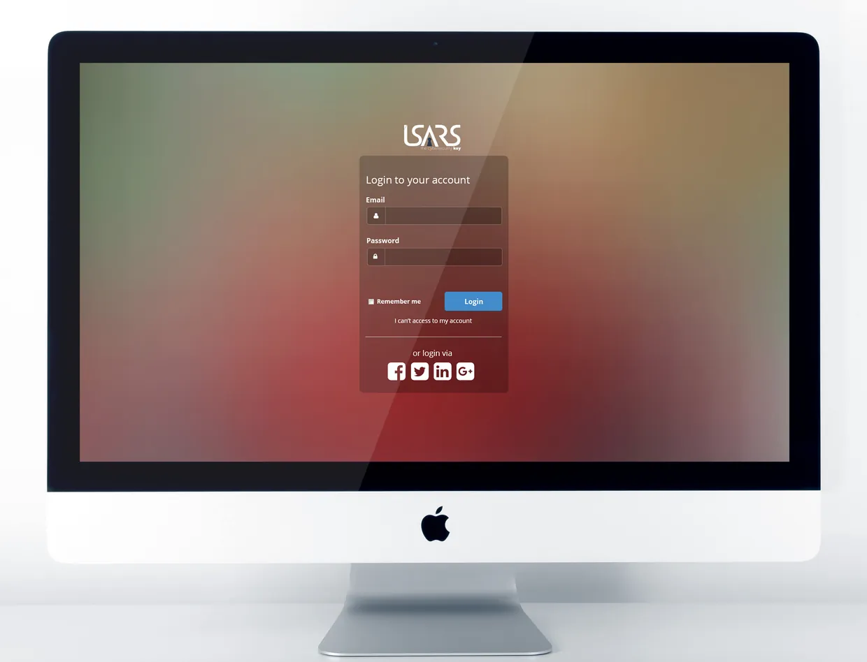La schermata di accesso ISARS sullo schermo di un iMac: il logo ISARS sopra la scheda Login to your account, con i campi Email e Password, il pulsante Login e l’accesso tramite Facebook, Twitter, LinkedIn e Google+, su uno sfondo sfumato rosso e verde