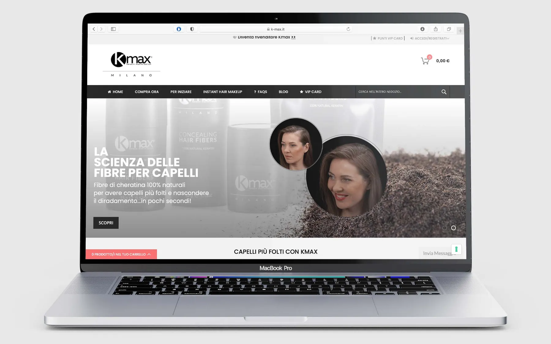 La page d’accueil du site Kmax sur un MacBook : la bannière La scienza delle fibre per capelli, avec deux portraits de femme, et le menu Home, Compra ora, Per iniziare, Instant hair makeup, FAQs, Blog, VIP Card