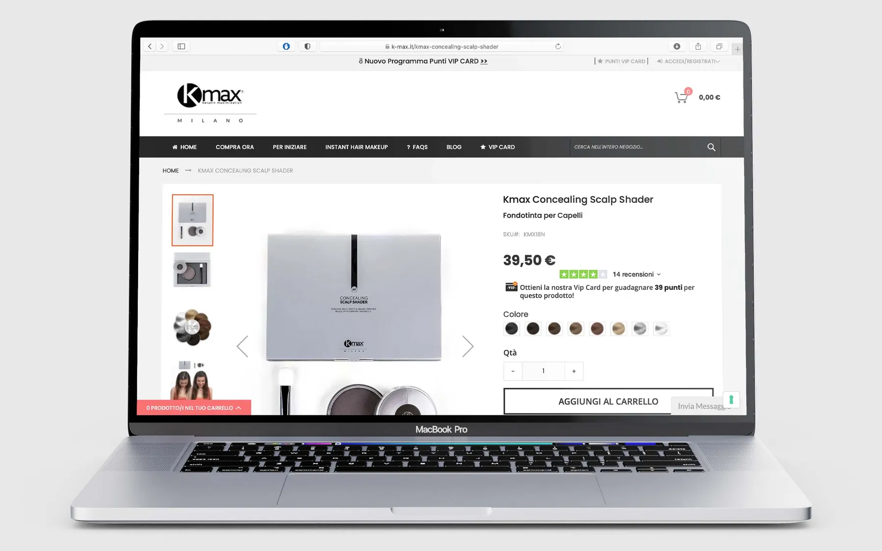 La fiche du Kmax Concealing Scalp Shader, fond de teint pour cheveux, sur un MacBook : prix de 39,50 €, une rangée de teintes au choix et le bouton Aggiungi al carrello