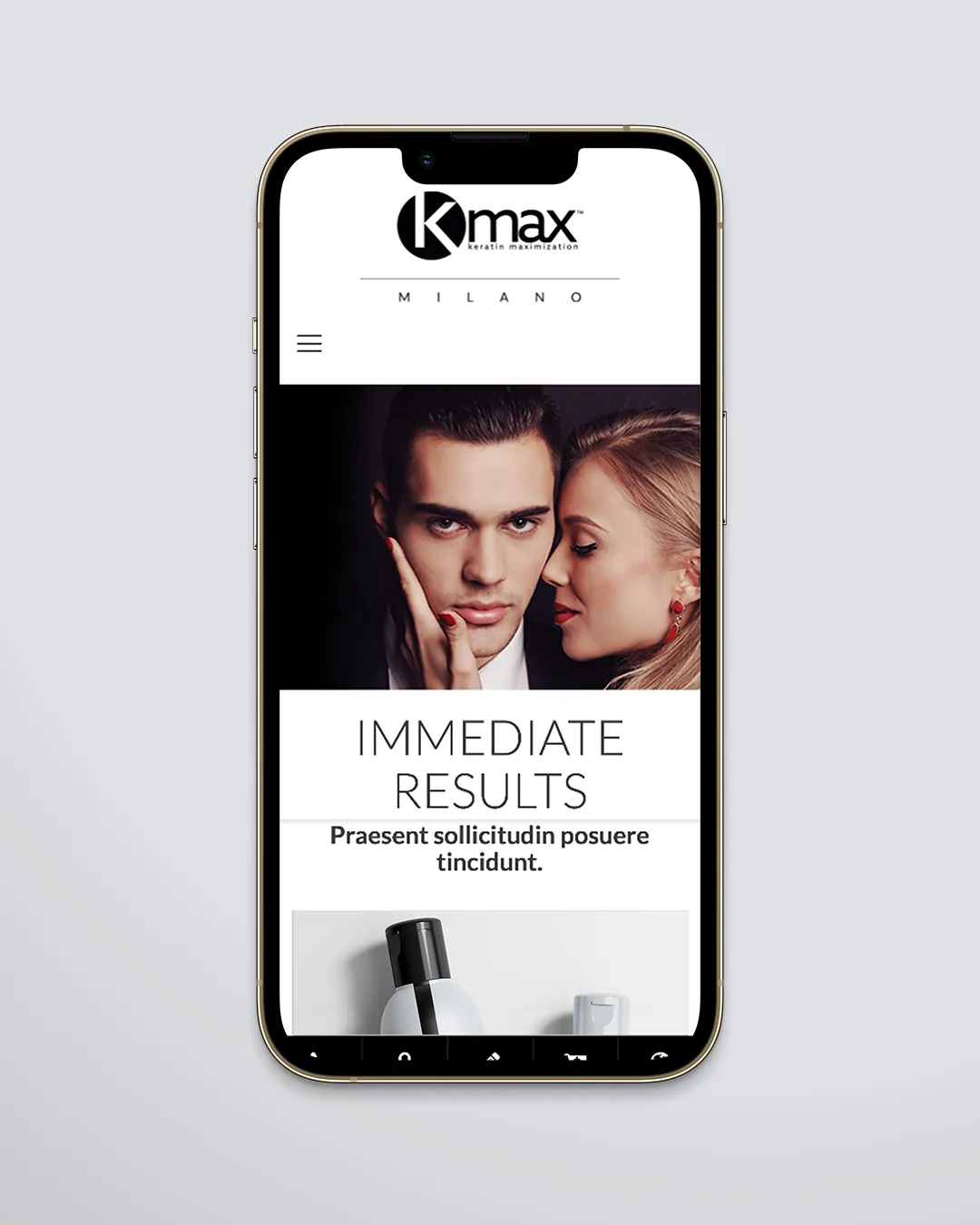 Téléphone affichant la page d’accueil du site Kmax : le logo en haut, la photo d’un homme et d’une femme en gros plan, le titre Immediate results et une ligne de texte provisoire