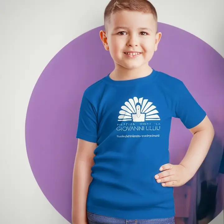 Un enfant en t-shirt bleu de l’identité visuelle de l’école Giovanni Lilliu