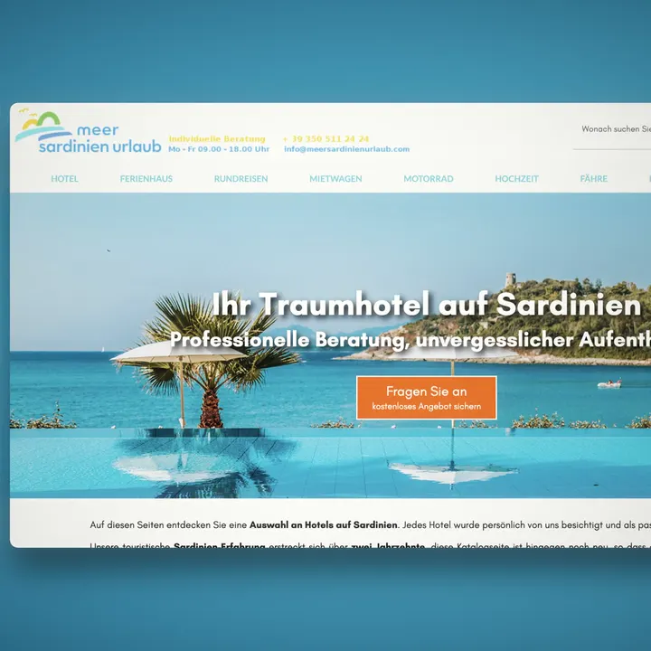 Il sito Meer Sardinien Urlaub, con una piscina sul mare e il titolo in tedesco