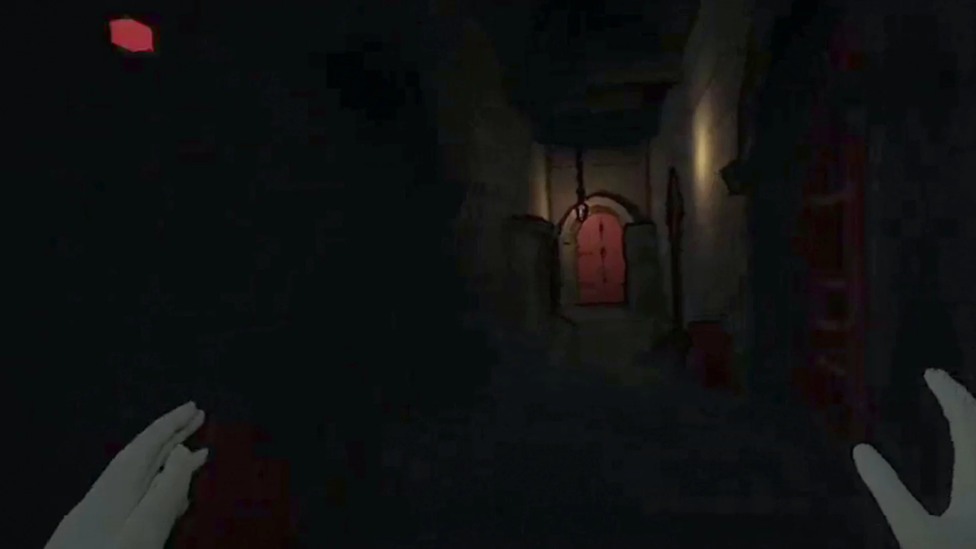 Corridoio buio visto in prima persona, con due mani bianche in primo piano e una porta rossa in fondo