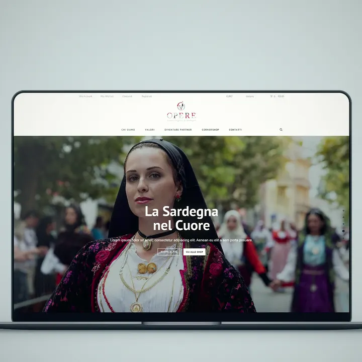 Le site Opere sur un ordinateur portable, avec une femme en costume traditionnel sarde