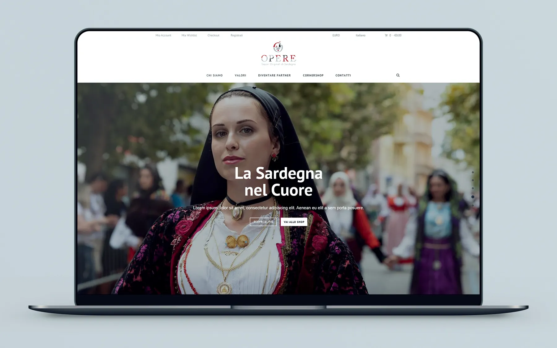 La home del sito Opere su un portatile: il logo, il menu Chi siamo, Valori, Diventare partner, Cornershop, Contatti e una donna in costume sardo durante una sfilata, con il titolo La Sardegna nel Cuore, due pulsanti e un testo segnaposto