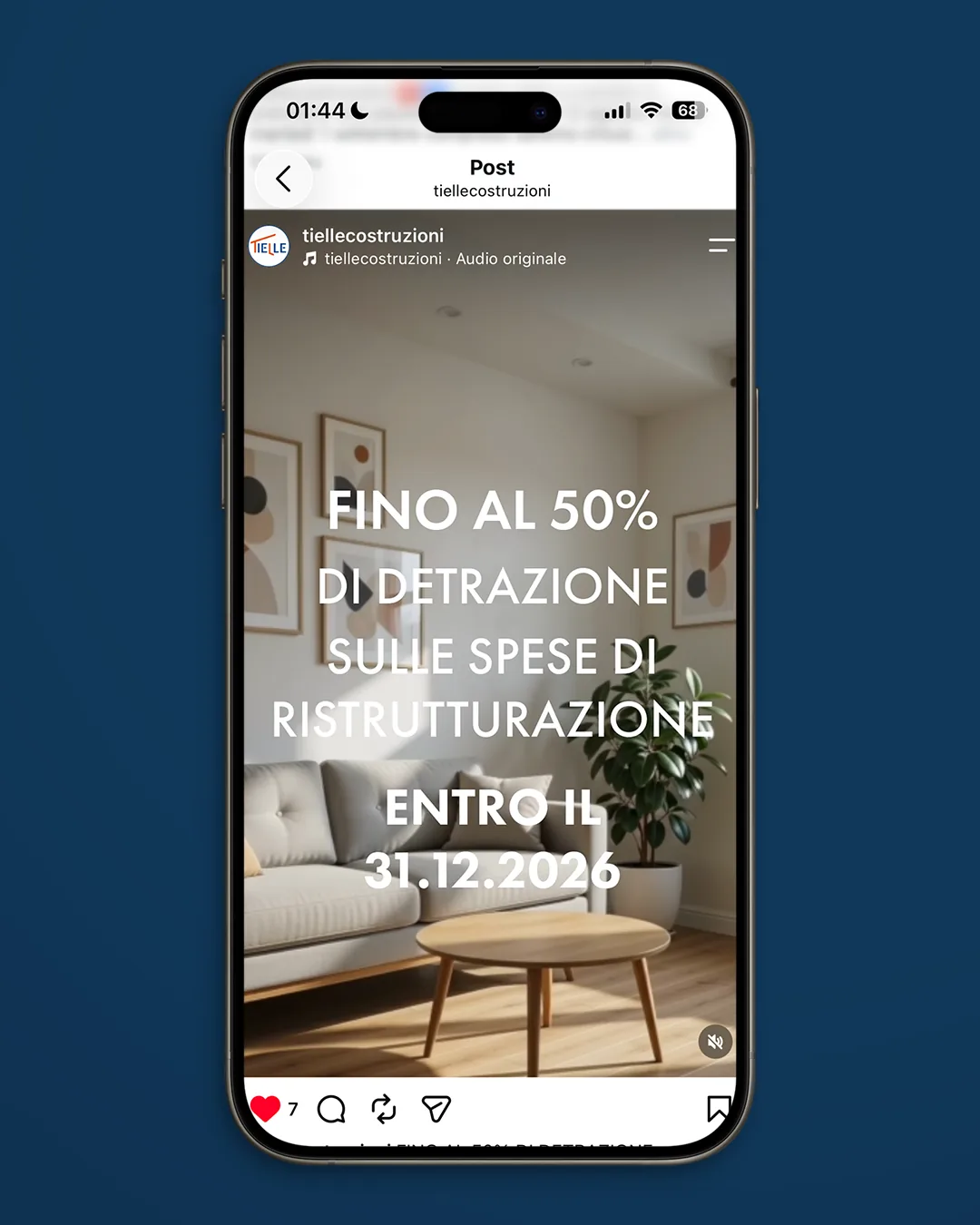 Écran d’Instagram sur un smartphone avec une publication de Tielle Costruzioni : un salon avec canapé et tableaux et l’inscription jusqu’à 50 % de déduction sur les frais de rénovation avant le 31.12.2026