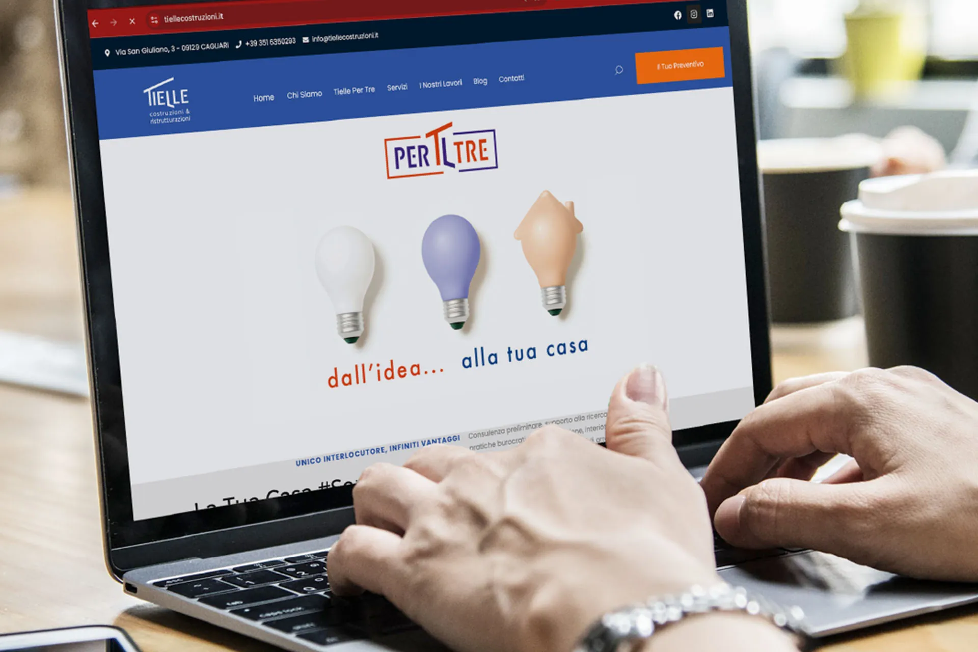 La page d’accueil du site Tielle sur un ordinateur portable, avec la marque Per Tre, les trois ampoules et la phrase de l’idée… à votre maison